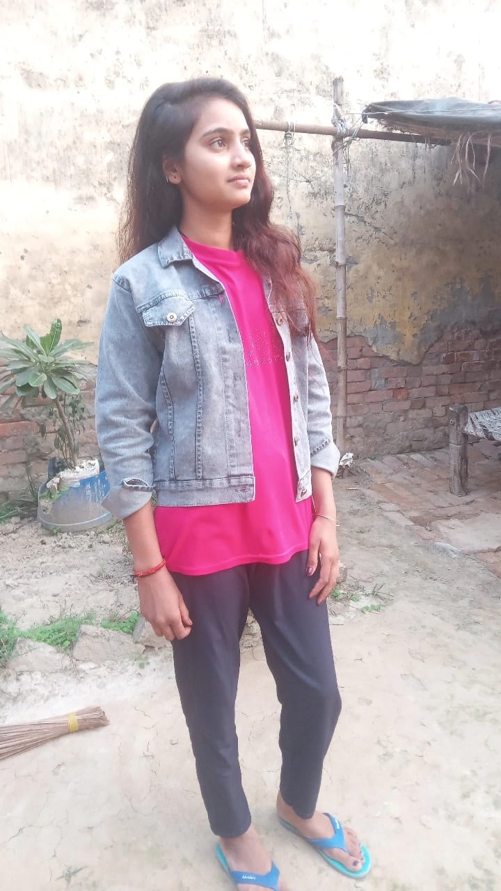 जलीलपुर क्षेत्र के गांव जमालुद्दीनपुर में युवक युवती की आत्महत्या के बाद युवक के घर विलाप करते 