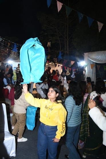 कबीर महोत्सव में शहरवासी।