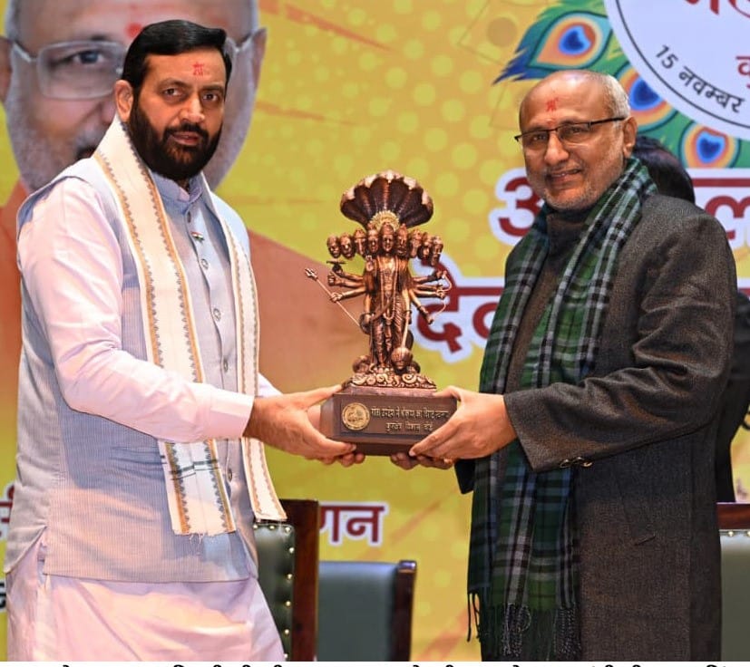 कुरुक्षेत्र। एनआईटी कुरुक्षेत्र के दीक्षांत समारोह में छात्रा को उपाधि प्रदान करते हुए उप राष्