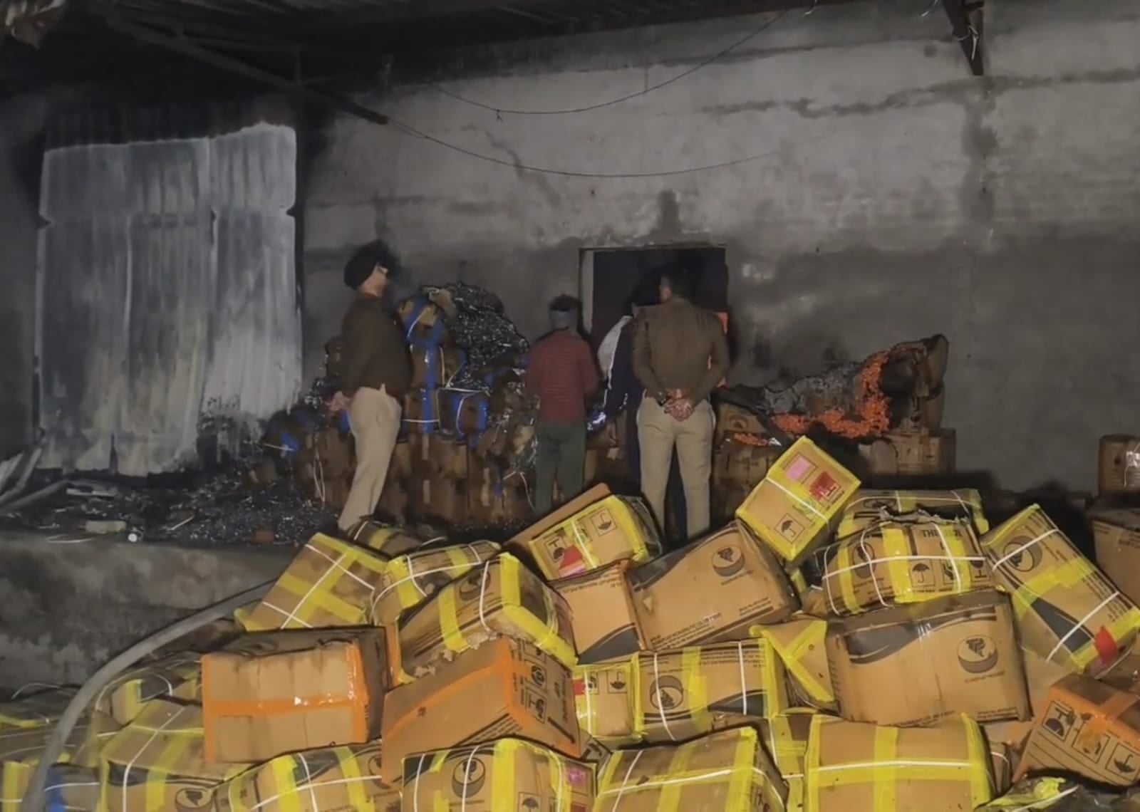 केसरी गांव के पास गोदाम में लगी आग के बाद बिखरे पड़े प्लास्टिक की बोतलों के ढक्कन: सोशल मीडिया केसरी गांव के पास गोदाम में लगी आग के बाद बिखरे पड़े प्लास्टिक की बोतलों के ढक्कन: सोशल मीडिया