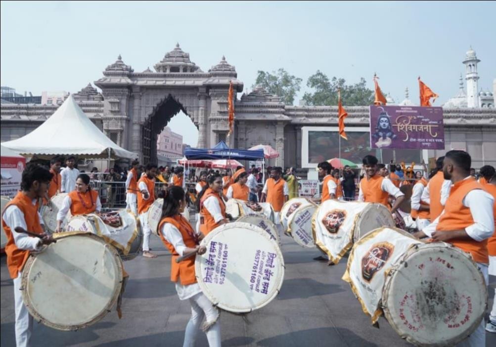 काशी विश्वनाथ मंदिर परिसर में नागपुर से पधारे “शिवगर्जना बहुउद्देशीय संस्था” के 70 सदस्यीय दल न काशी विश्वनाथ मंदिर परिसर में नागपुर से पधारे “शिवगर्जना बहुउद्देशीय संस्था” के 70 सदस्यीय दल न