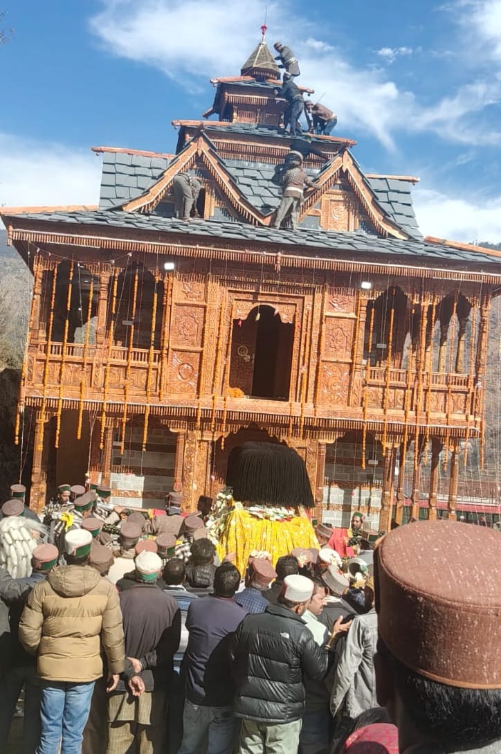 मंगवानी गांव में देवताओं का आर्शिवाद लेते विधायक मोहन लाल ब्राक्टा। संवाद