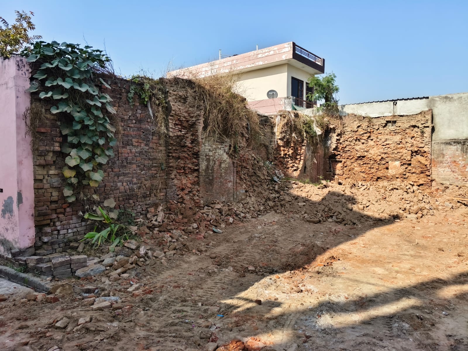 मुलाना थाने में समझौता होने के बाद खड़े दोनों पक्ष व प्रभारी। संवाद