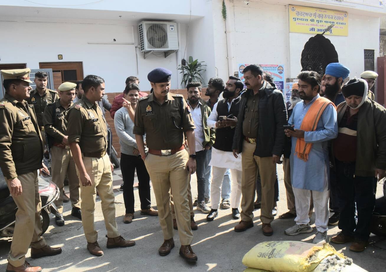 मेरठ..कंवलजीत..थापर नगर गली नम्बर : 7 में गुरूद्वारे के बाहर शरारती तत्वों ने फेंका मॉस लोगो ने मेरठ..कंवलजीत..थापर नगर गली नम्बर : 7 में गुरूद्वारे के बाहर शरारती तत्वों ने फेंका मॉस लोगो ने