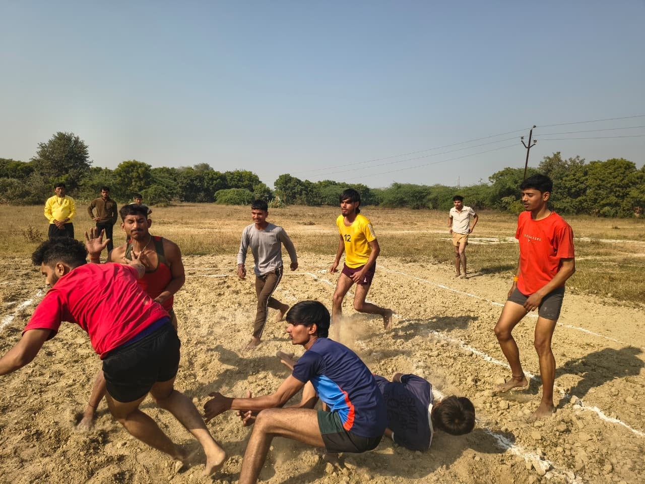 न्याय पंचायत दरियापुर की खेलकूद प्रतियोगिता में भग लेते खिलाड़ी। स्रोत: आयोजक न्याय पंचायत दरियापुर की खेलकूद प्रतियोगिता में भग लेते खिलाड़ी। स्रोत: आयोजक