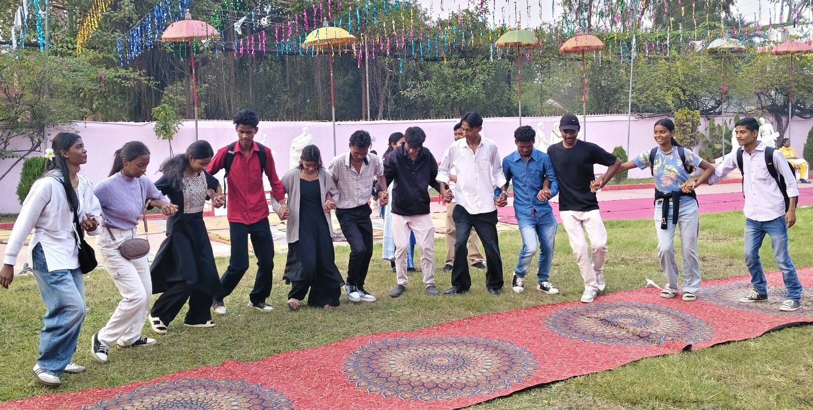 पीडीडीयू नगर के यूरोपियन कालोनी स्थित चर्च में ईसी मसीह के प्रतिमा के पास कैंडल जलाते समुदाय क पीडीडीयू नगर के यूरोपियन कालोनी स्थित चर्च में ईसी मसीह के प्रतिमा के पास कैंडल जलाते समुदाय क