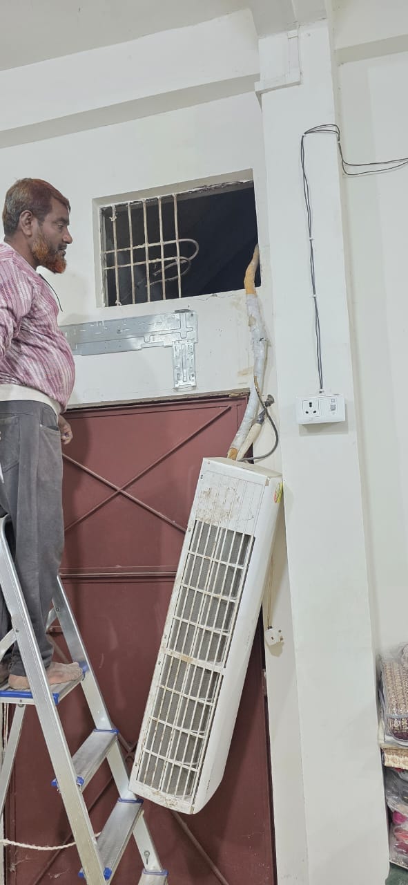 प्रतिष्ठान के मालिक से पूछताछ करते हुए अपर पुलिस अधीक्षक । संवाद