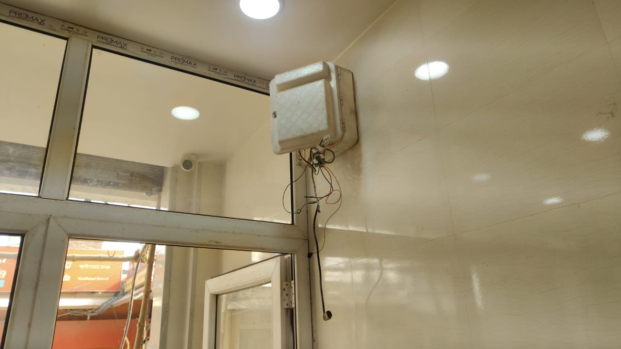 प्रतिष्ठान के मालिक से पूछताछ करते हुए अपर पुलिस अधीक्षक । संवाद