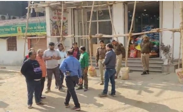 प्रतिष्ठान के मालिक से पूछताछ करते हुए अपर पुलिस अधीक्षक । संवाद