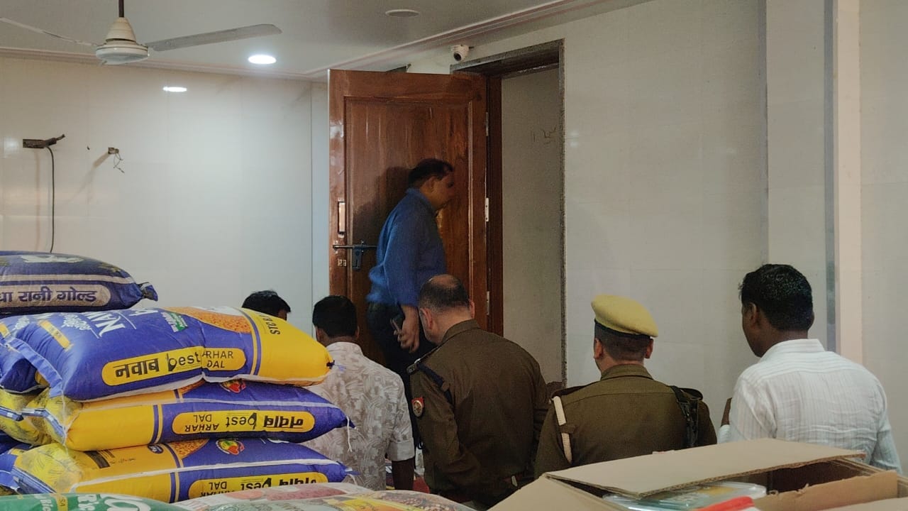 प्रतिष्ठान के मालिक से पूछताछ करते हुए अपर पुलिस अधीक्षक । संवाद