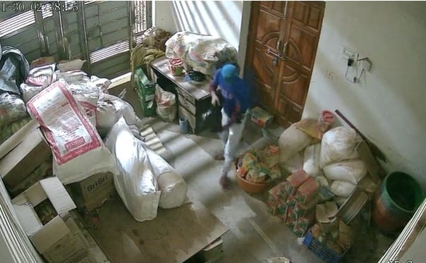 प्रतिष्ठान के मालिक से पूछताछ करते हुए अपर पुलिस अधीक्षक । संवाद