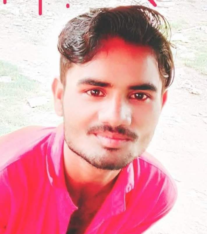 पड़ाव के बहादुरपुर में रोहित साहनी की मौत के बाद रोते बिलखते परिवार के लोग। संवाद