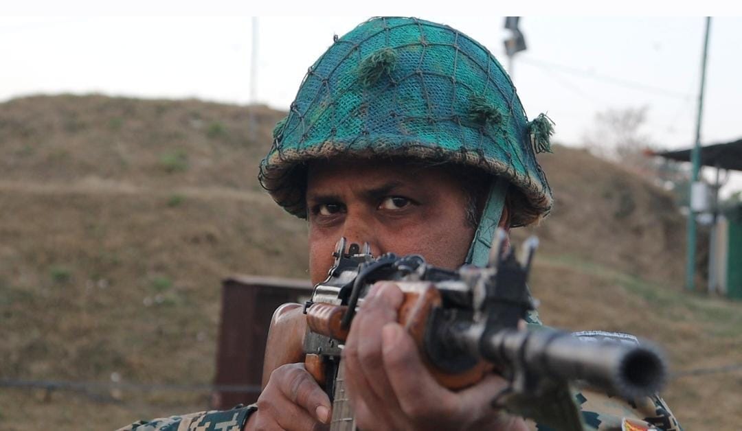 सांबा। भाररत पाक अंतरराष्ट्रीय सीमा की निगरानी के िलिए तैनात महिला कर्मी