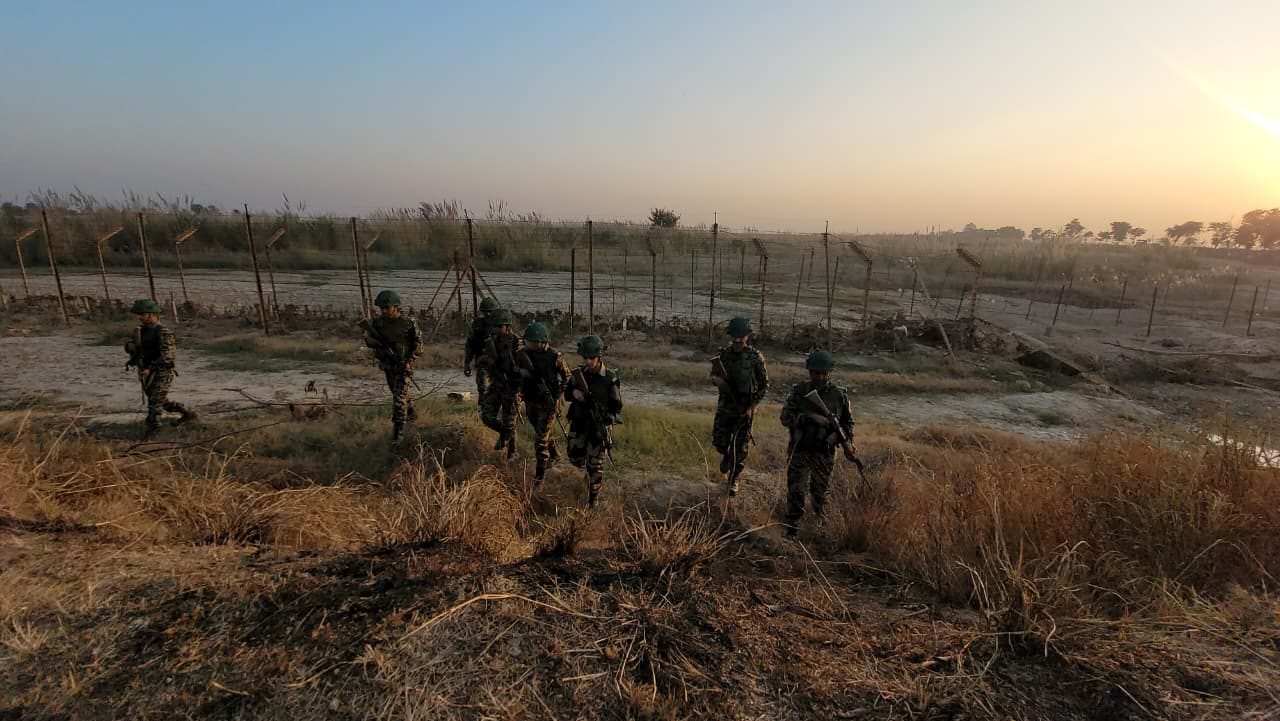 सांबा। भाररत पाक अंतरराष्ट्रीय सीमा की निगरानी के िलिए तैनात महिला कर्मी