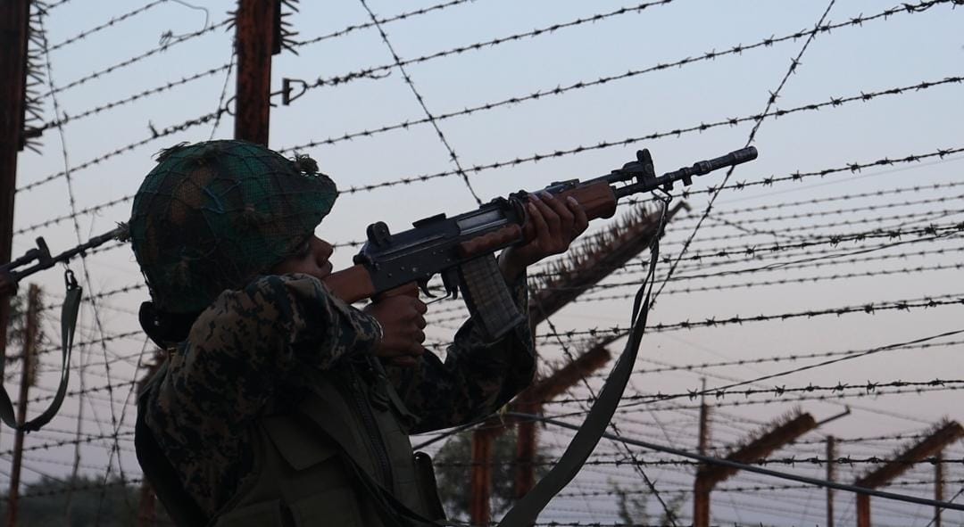 सांबा। भाररत पाक अंतरराष्ट्रीय सीमा की निगरानी के िलिए तैनात महिला कर्मी