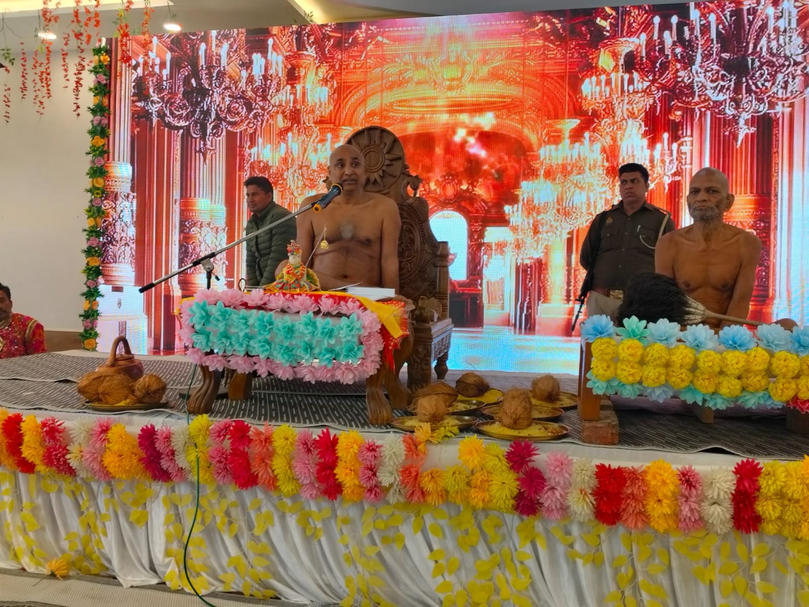 सरधना। ऋषभदेव महाकथा के पहले दिन शामिल हुए श्रद्धालु। आयोजक सरधना। ऋषभदेव महाकथा के पहले दिन शामिल हुए श्रद्धालु। आयोजक