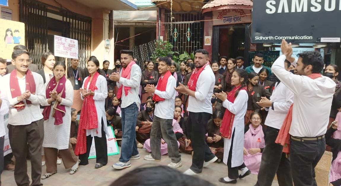 सर्वपल्ली बीएड कॉलेज के प्रशिक्षुओं ने रामपुर में एड्स रोग बारे किया लोगों को जागरूक। संवाद