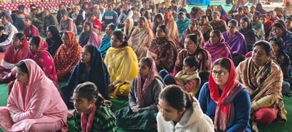  सत्संग के दौरान प्रवचन करतीं साध्वी। आयोजक