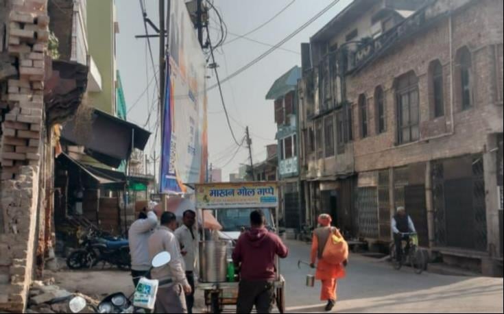 शहर के जीटी रोड पर सड़क किनारे बल्लियों पर लगा अवैध होर्डिंग। संवाद शहर के जीटी रोड पर सड़क किनारे बल्लियों पर लगा अवैध होर्डिंग। संवाद