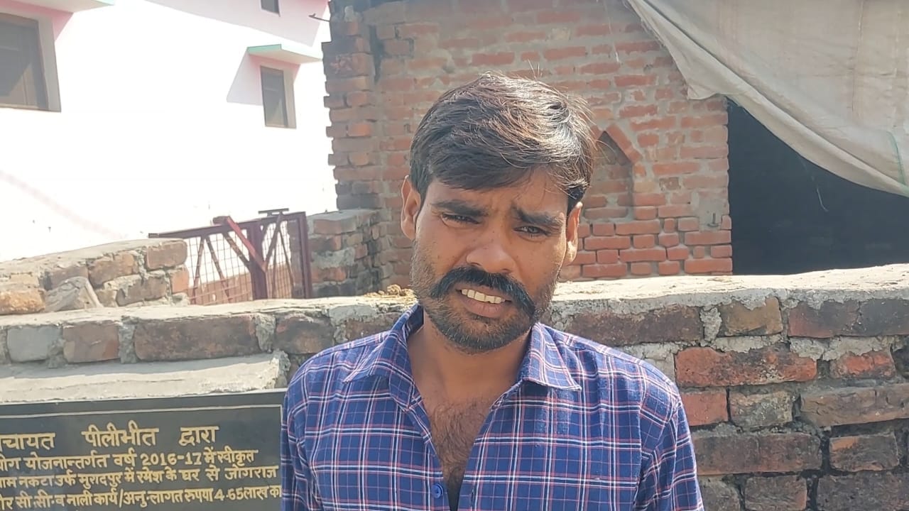 शहर के पीलीभीत-बीसलपुर हाईवे पर खड़े गन्ना भरे वाहन। संवाद शहर के पीलीभीत-बीसलपुर हाईवे पर खड़े गन्ना भरे वाहन। संवाद