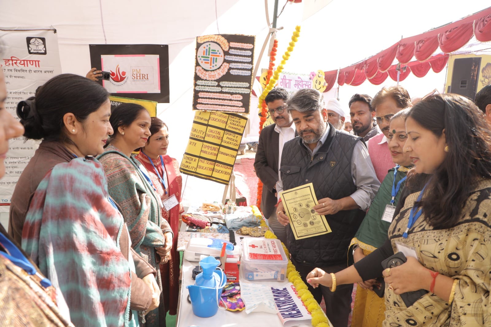 शहर के रामबाग रोड में आयोजित जिला स्तरीय गीता जयंती महोत्सव के दूसरे दिन प्रस्तुति देते हुए कला शहर के रामबाग रोड में आयोजित जिला स्तरीय गीता जयंती महोत्सव के दूसरे दिन प्रस्तुति देते हुए कला