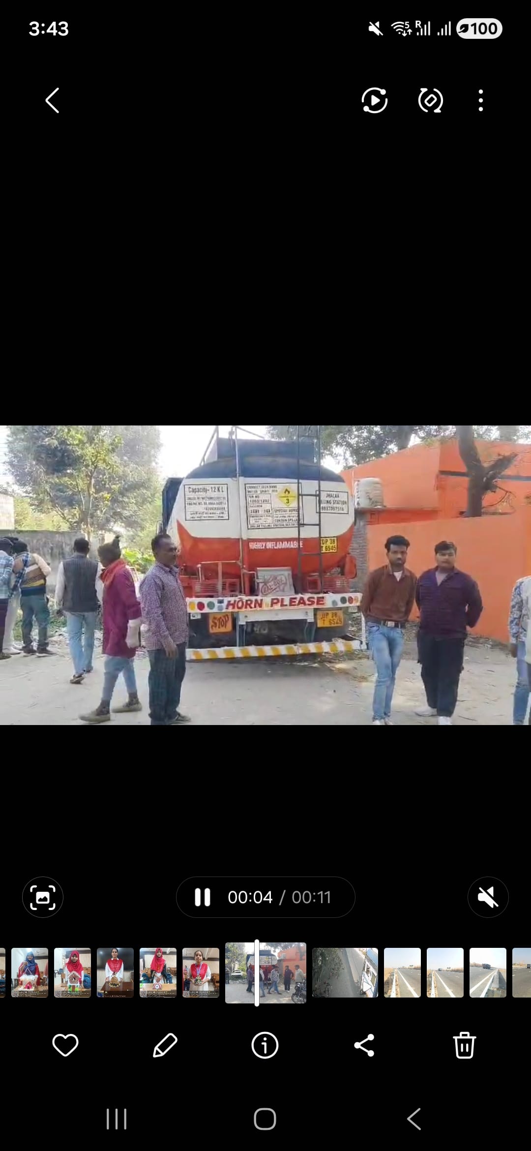 टैंकर से उतरने के बाद हादसे का शिकार हुआ व्यक्ति। स्रोत- सोशल मीडिया टैंकर से उतरने के बाद हादसे का शिकार हुआ व्यक्ति। स्रोत- सोशल मीडिया