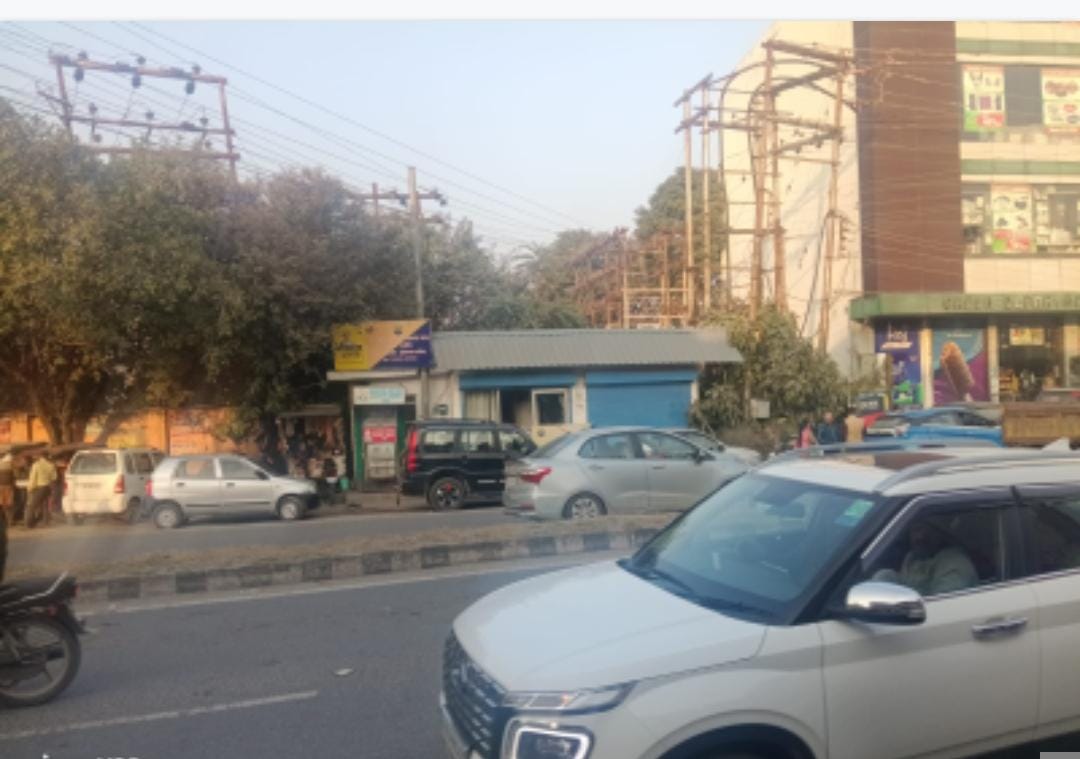 देहरादून पांवटा साहिब एनएच-07 पर शहर का सबसे व्यस्त बद्रीपुर चौक जहां वर्षाशालिका व शौचालय की स देहरादून पांवटा साहिब एनएच-07 पर शहर का सबसे व्यस्त बद्रीपुर चौक जहां वर्षाशालिका व शौचालय की स