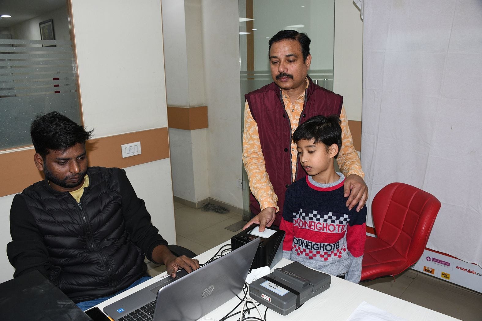 यूआईडीएआई के सहयोग से तीसरा आधार कैंप रविवार को डालीबाग स्थित अमर उजाला कार्यालय में लगाया गया। यूआईडीएआई के सहयोग से तीसरा आधार कैंप रविवार को डालीबाग स्थित अमर उजाला कार्यालय में लगाया गया।