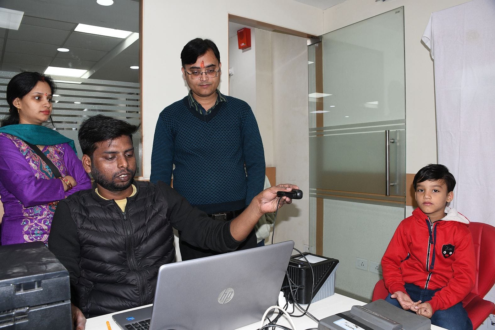 यूआईडीएआई के सहयोग से तीसरा आधार कैंप रविवार को डालीबाग स्थित अमर उजाला कार्यालय में लगाया गया। यूआईडीएआई के सहयोग से तीसरा आधार कैंप रविवार को डालीबाग स्थित अमर उजाला कार्यालय में लगाया गया।