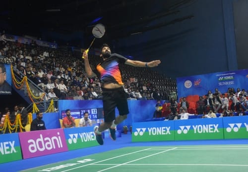 यूपी बैडमिंटन अकादमी में महिला युगल मुकाबले में अंक अर्जित करने के बाद उत्साहित त्रिशा और गायत