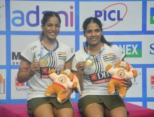 यूपी बैडमिंटन अकादमी में महिला युगल मुकाबले में अंक अर्जित करने के बाद उत्साहित त्रिशा और गायत