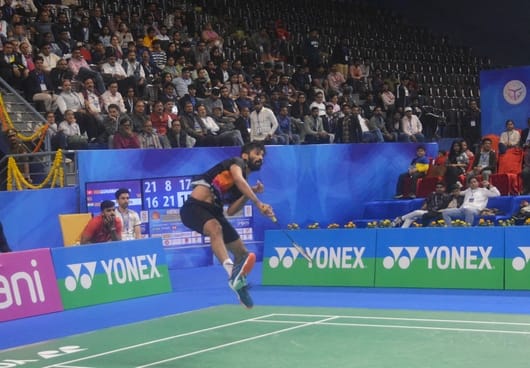 यूपी बैडमिंटन अकादमी में महिला युगल मुकाबले में अंक अर्जित करने के बाद उत्साहित त्रिशा और गायत