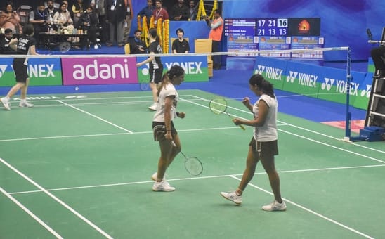 यूपी बैडमिंटन अकादमी में महिला युगल मुकाबले में अंक अर्जित करने के बाद उत्साहित त्रिशा और गायत