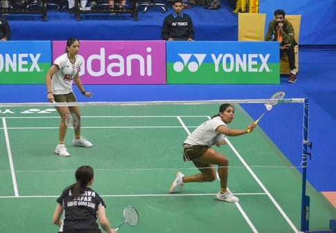 यूपी बैडमिंटन अकादमी में महिला युगल मुकाबले में अंक अर्जित करने के बाद उत्साहित त्रिशा और गायत