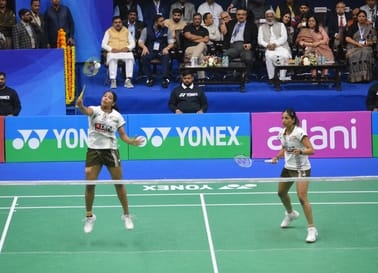 यूपी बैडमिंटन अकादमी में महिला युगल मुकाबले में अंक अर्जित करने के बाद उत्साहित त्रिशा और गायत