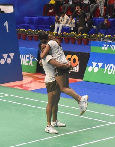 यूपी बैडमिंटन अकादमी में महिला युगल मुकाबले में अंक अर्जित करने के बाद उत्साहित त्रिशा और गायत