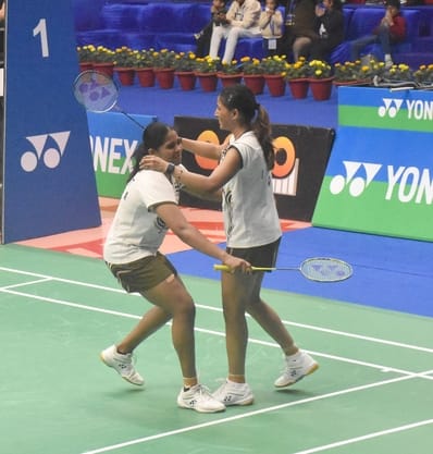 यूपी बैडमिंटन अकादमी में महिला युगल मुकाबले में अंक अर्जित करने के बाद उत्साहित त्रिशा और गायत