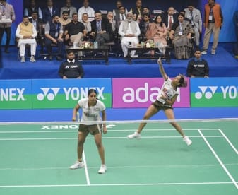 यूपी बैडमिंटन अकादमी में महिला युगल मुकाबले में अंक अर्जित करने के बाद उत्साहित त्रिशा और गायत