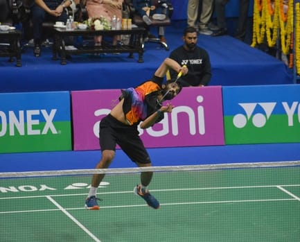 यूपी बैडमिंटन अकादमी में महिला युगल मुकाबले में अंक अर्जित करने के बाद उत्साहित त्रिशा और गायत