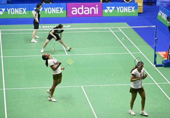 यूपी बैडमिंटन अकादमी में महिला युगल मुकाबले में अंक अर्जित करने के बाद उत्साहित त्रिशा और गायत