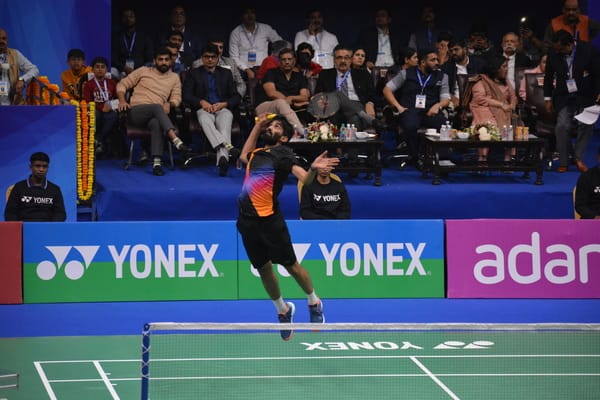 यूपी बैडमिंटन अकादमी में महिला युगल मुकाबले में अंक अर्जित करने के बाद उत्साहित त्रिशा और गायत