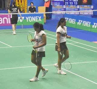 यूपी बैडमिंटन अकादमी में महिला युगल मुकाबले में अंक अर्जित करने के बाद उत्साहित त्रिशा और गायत