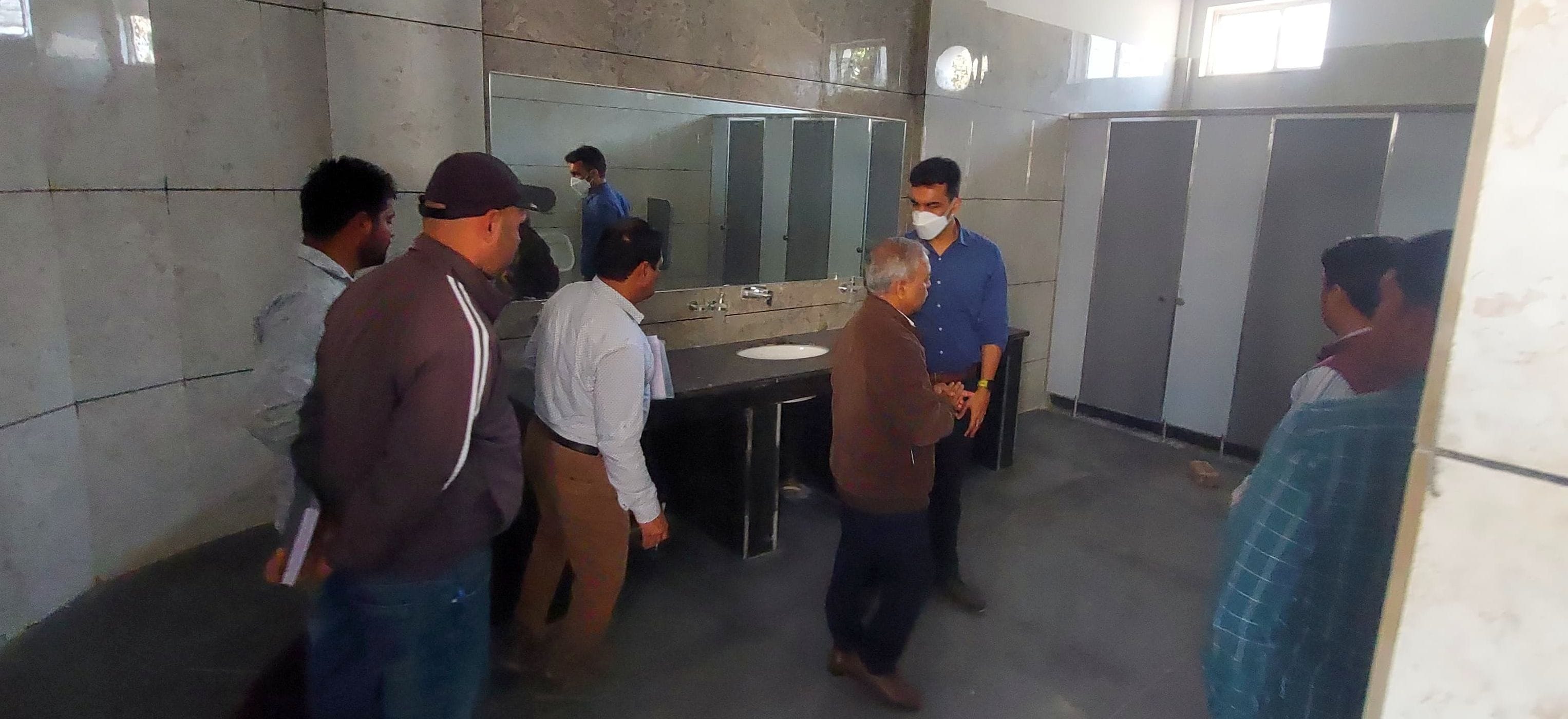 01जेएनडी36-रेलवे स्टेशन पर बने शेड की जांच करती टीम। संवाद 01जेएनडी36-रेलवे स्टेशन पर बने शेड की जांच करती टीम। संवाद