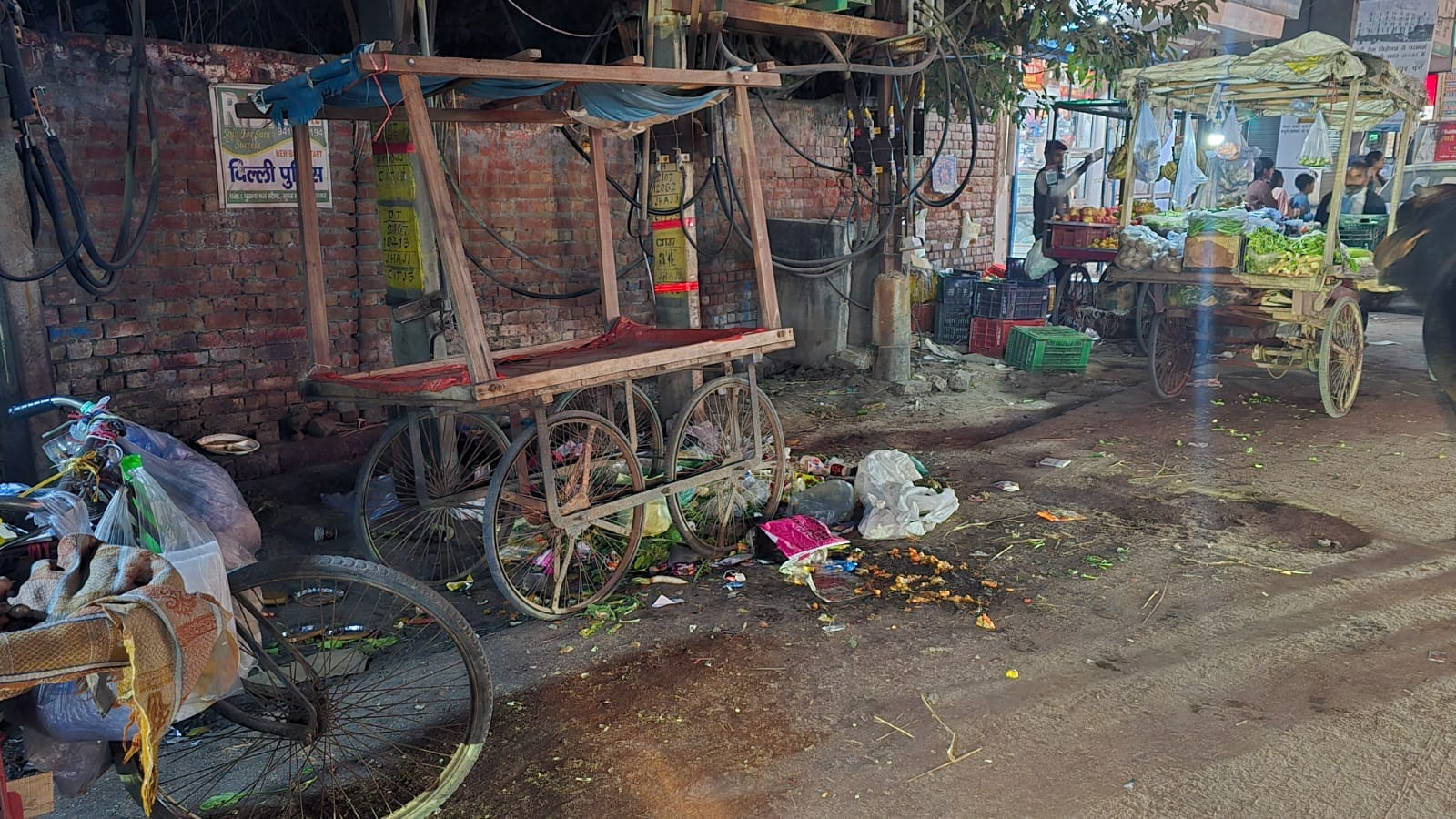 01jjrp07- पुराना बर्फखाना रोड पर दुकानों के आगे पड़ा कचरा। संवाद 01jjrp07- पुराना बर्फखाना रोड पर दुकानों के आगे पड़ा कचरा। संवाद