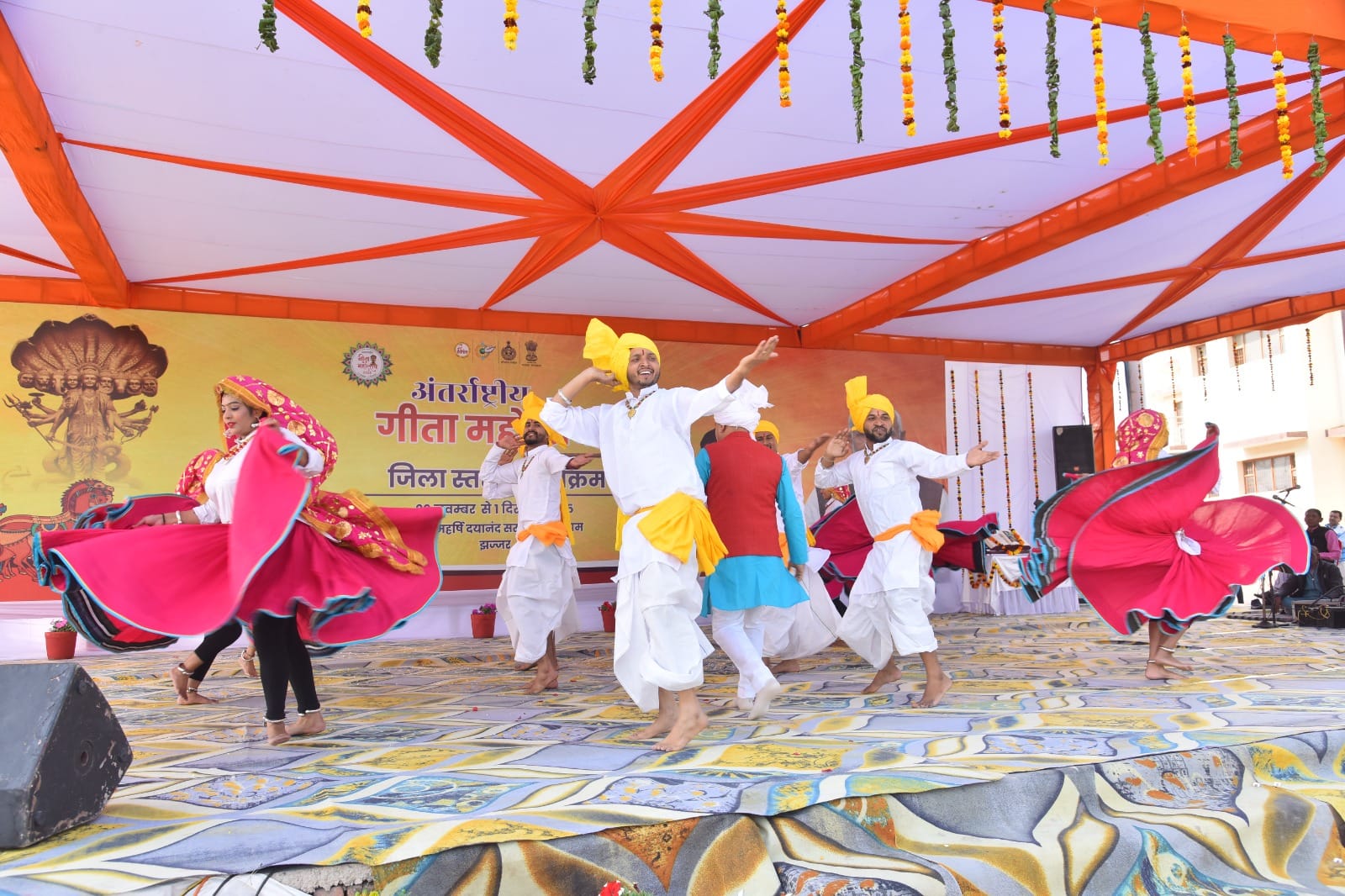 01jjrp17- शहर के कुलदीप चौक से शोभा यात्रा को हरी झंडी दिखाकर रवाना करते नगर परिषद चेयरमैन जिले 01jjrp17- शहर के कुलदीप चौक से शोभा यात्रा को हरी झंडी दिखाकर रवाना करते नगर परिषद चेयरमैन जिले