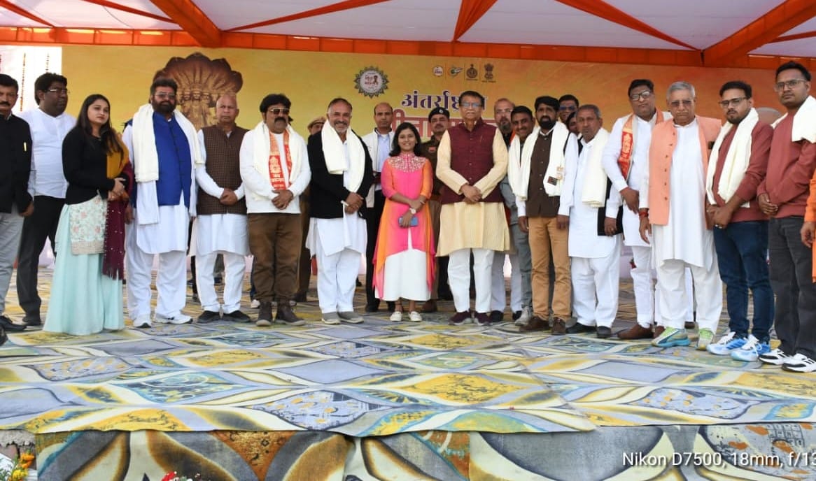 01jjrp17- शहर के कुलदीप चौक से शोभा यात्रा को हरी झंडी दिखाकर रवाना करते नगर परिषद चेयरमैन जिले 01jjrp17- शहर के कुलदीप चौक से शोभा यात्रा को हरी झंडी दिखाकर रवाना करते नगर परिषद चेयरमैन जिले