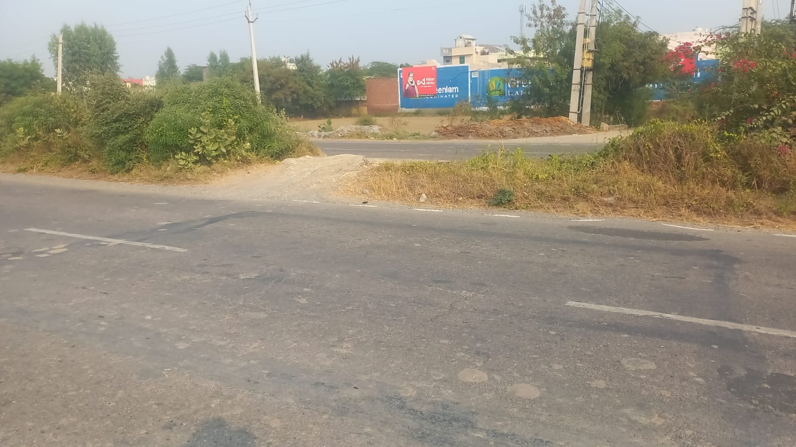 01jjrp20- नेशनल हाईवे 352 पर बनाए गए अवैध कटों से गुजरता वाहन चालक। संवाद 01jjrp20- नेशनल हाईवे 352 पर बनाए गए अवैध कटों से गुजरता वाहन चालक। संवाद