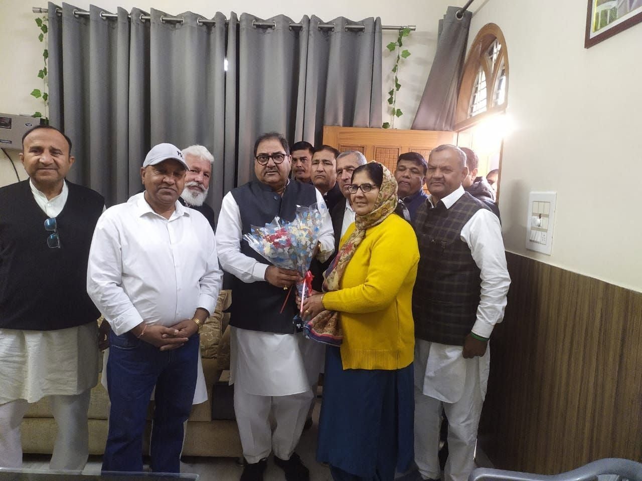 02जेएनडी11-पार्टी कार्यालय में पत्रकारों से बातचीत करते हुए इनेलो सुप्रीमो अभय सिंह चौटाला। संव 02जेएनडी11-पार्टी कार्यालय में पत्रकारों से बातचीत करते हुए इनेलो सुप्रीमो अभय सिंह चौटाला। संव
