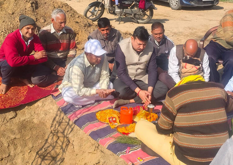 बाबैन। मंदिर परिसर में शेड निर्माण का पूजन करवाते सरपंच संजीव सिंगला, प्रधान राम ऋषि व अन्य। आय