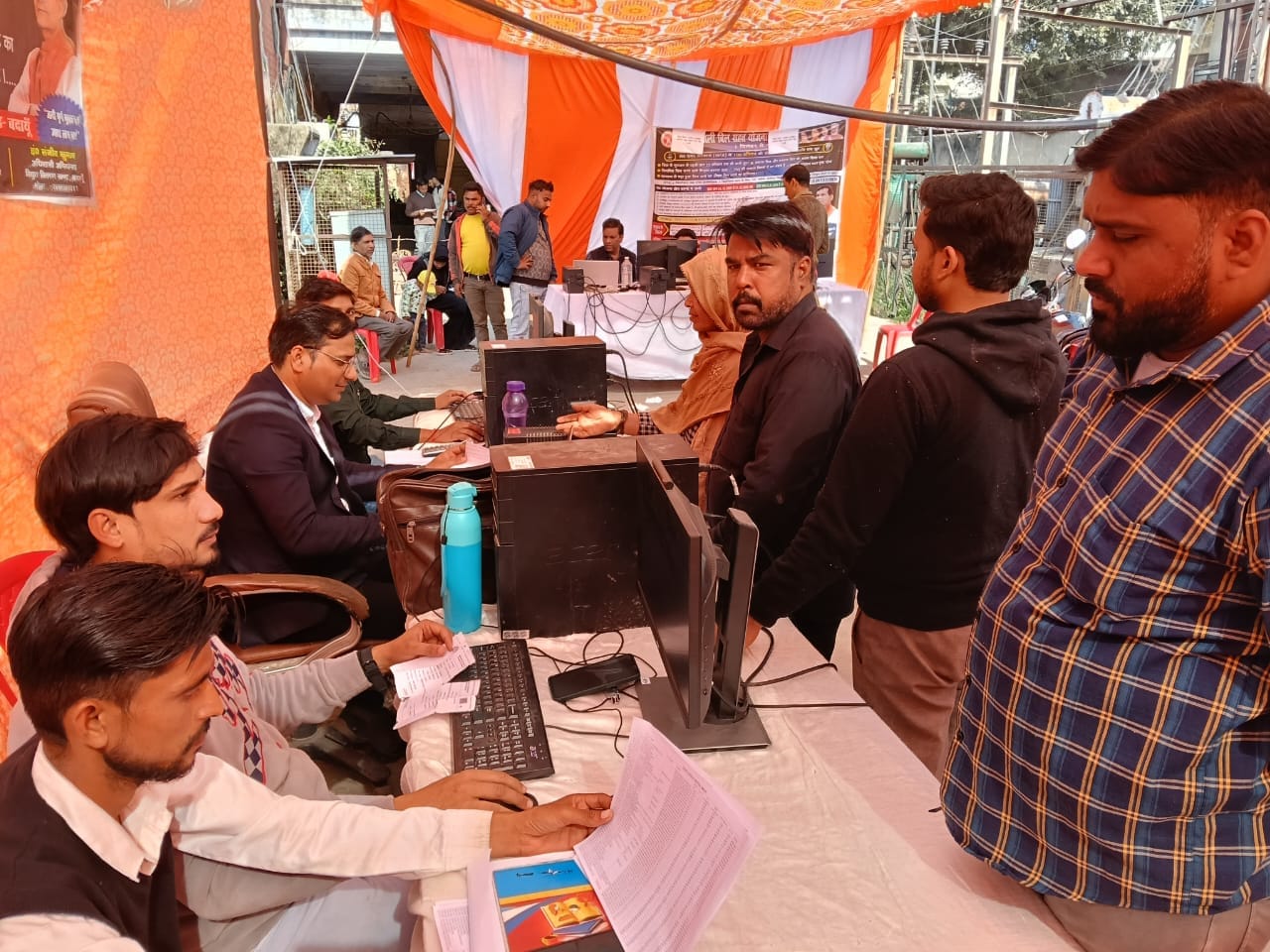 बिजली उपकेंद्र पर बिल जमा करने को जुटे उपभोक्ता। संवाद